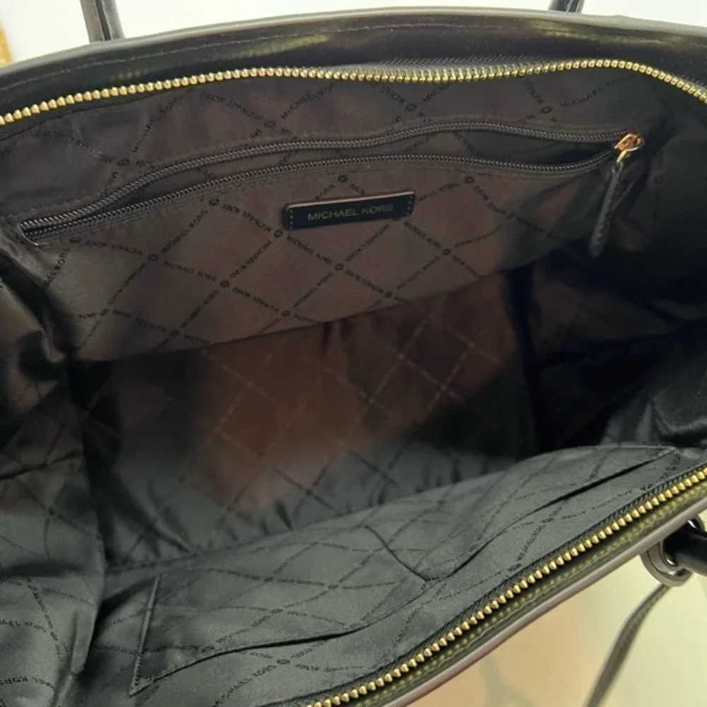 MICHAEL MICHAEL KORS Avril Extra-Large Leather Top-Zip Tote Bag black gold